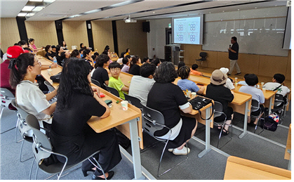 항공우주산학융합원은 지난 17일 지혜공유학당과'항공우주 꿈 찾기 체험 캠프'행사를 진행했다. 유창경 원장이 학생과 학부모에게 인하대 항공우주공학과를 소개하고 있는 모습.